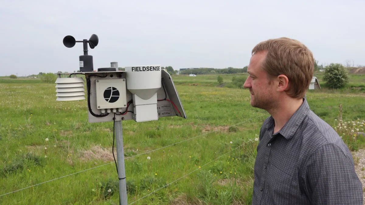 Vejrstationen kører på solceller, og og er koblet op på mobilnetværket. Foto: Michael Strandfelt