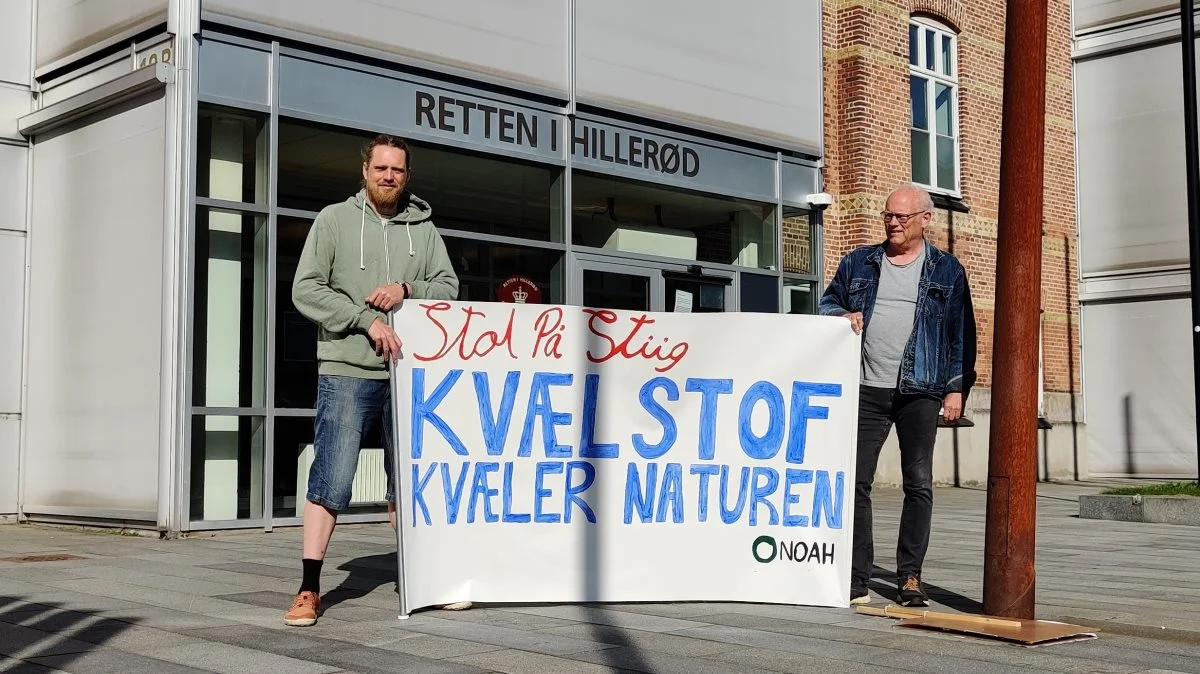 "Stol på Stiig", lød det på et banner foran retten i Hillerød i går fra to repræsentanter fra den grønne forening NOAH. Det gør Bæredygtigt Landbrug dog ikke, og de har stævnet AU-professor Stiig Markager for injurier. Foto: Lasse Ege Pedersen.