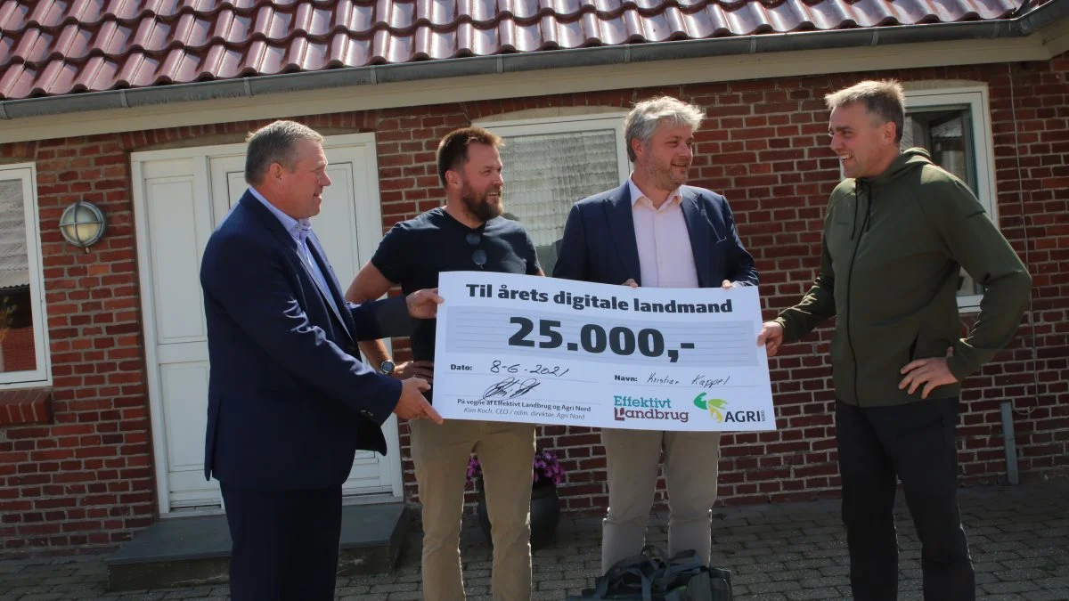 Kim Koch (Agri Nord), Jacob Lund-Larsen (Effektivt Landbrug) og Anders Kofod-Petersen (Alexandra Instituttet), der alle var en del af dommerpanelet, overrakte Kristian Kappel de 25.000 kroner, der følger med æren som Årets Digitale Landmand.