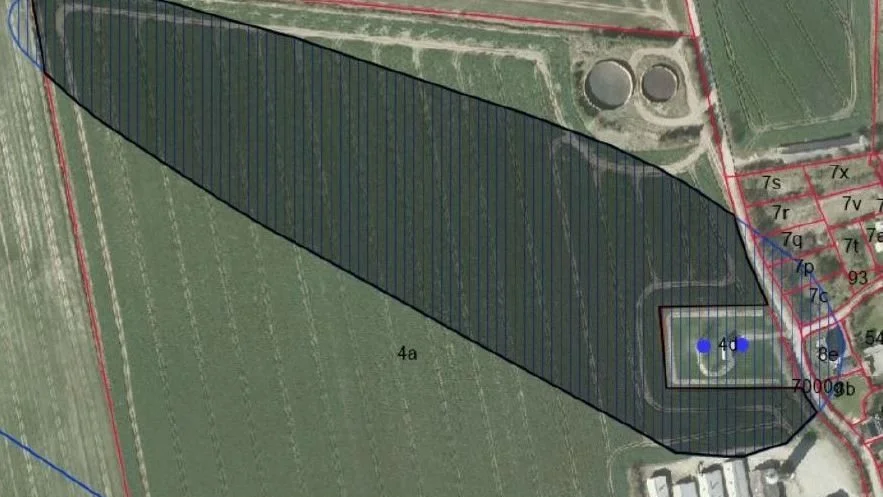 Her er området på cirka 6 hektar ved Veddum Vandværk i Mariagerfjord Kommune, som det drejer sig om. De to blå prikker er de aktive drikkevandsboringer.