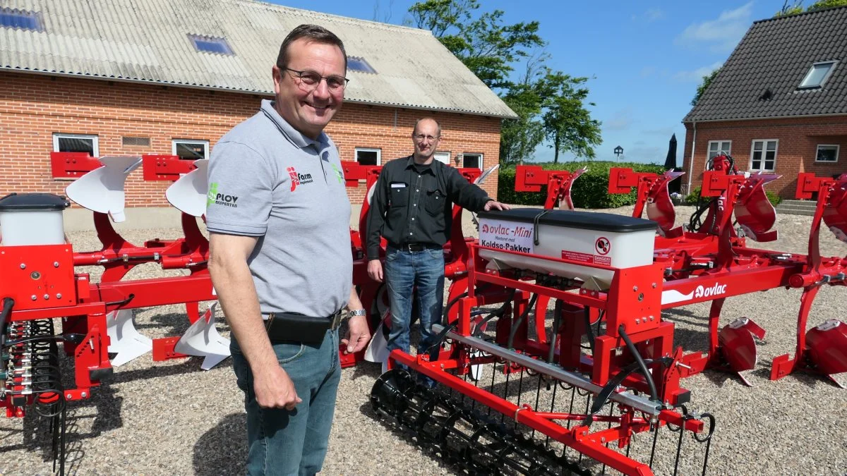 Jens Iversen, indehaver af JI Farmimplement, og Ovlac-forhandler på Sjælland, Jesper Koldsø, Koldsø Smede- og Maskinservice i Høng, viser her kombinationen af en Ovlac ni-furet Mini plov og de påbyggede såenheder, som Jesper Koldsø har stået for. Foto: Bøje Østerlund