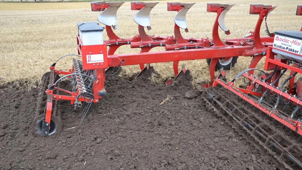 En traktor i klassen fra 150 til 180 hk er tilstrækkelig trækkraft, så det er som regel frontvægten, der kan blive begrænsningen, fordi de to såpakkere sidder så langt bagude.
