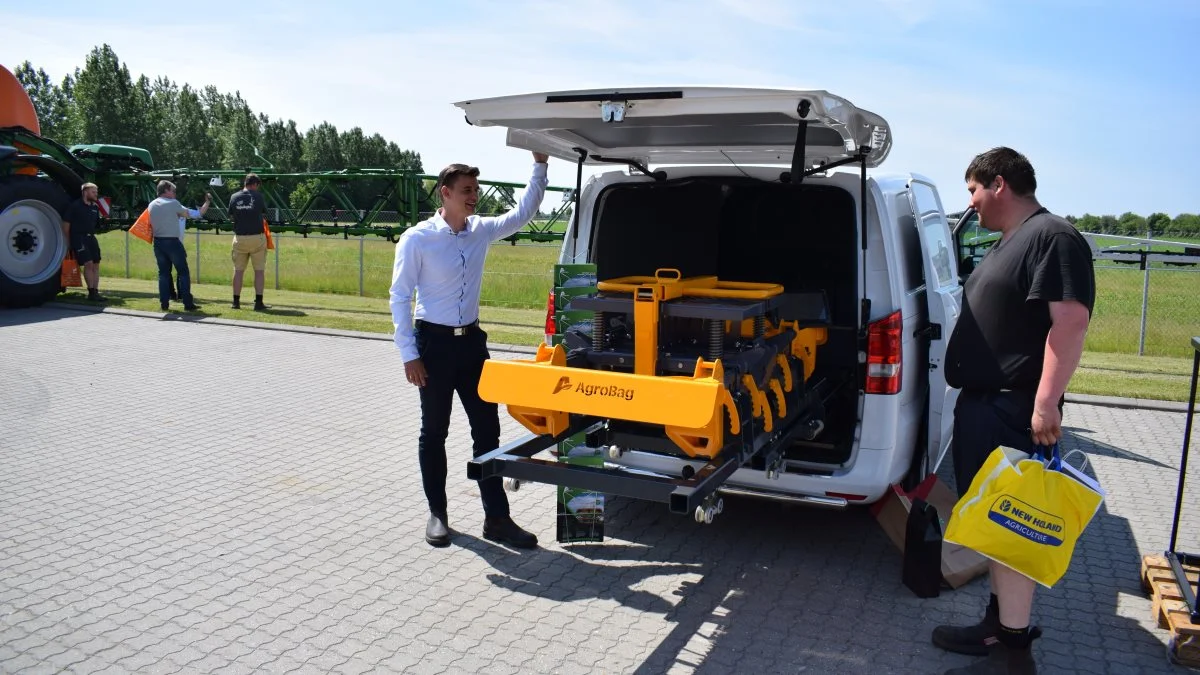 Johs. Mertz kunne blandt andet fremvise denne AgroBag, som gør det sikrere og hurtigere at tømme bigbags i gødningssprederen. Foto: Jørn Jervelund