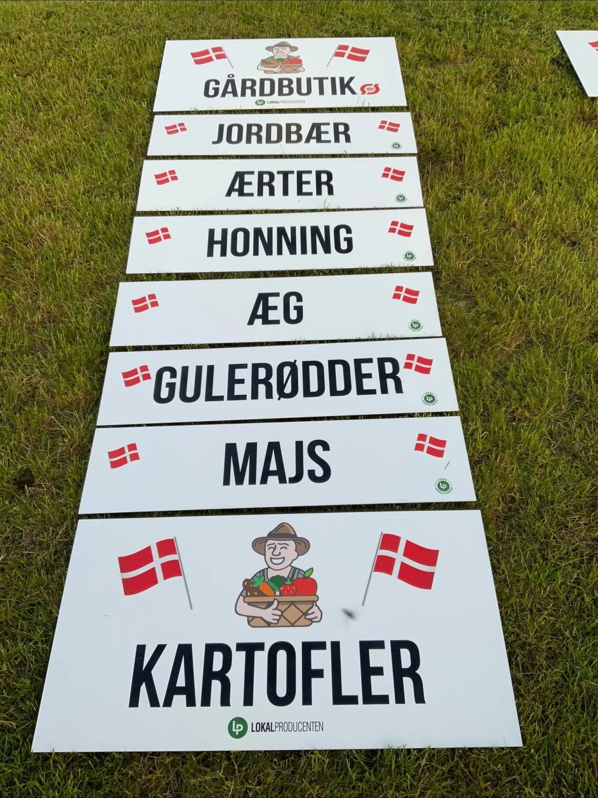 Skiltene fra Lokalproducenten.dk er meget hårdføre overfor både regn og sol. 