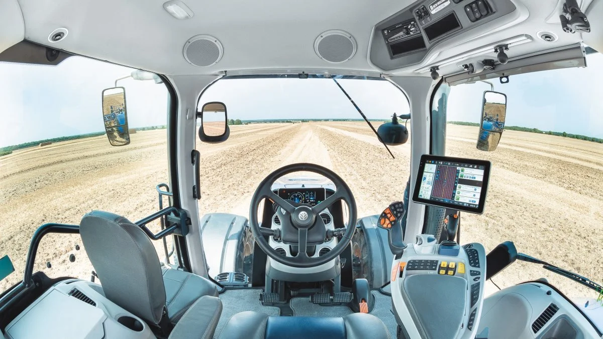 Det skal være behageligt at sidde i førehuset på sin traktor, også om sommeren. Derfor laver Kurt Andreasen en del service omkring air condition på blandt andet New Holland-traktorer. Her er vi kravlet ind i kabinen på en New Holland T8-traktor. Foto: Emmanuel Bourgois