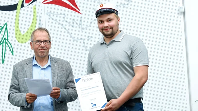 Anders Nørrelund Mikkelsen modtog et legat fra Dansk Maskinhandlerforening af formanden for foreningen, Jens Åge Jensen. 