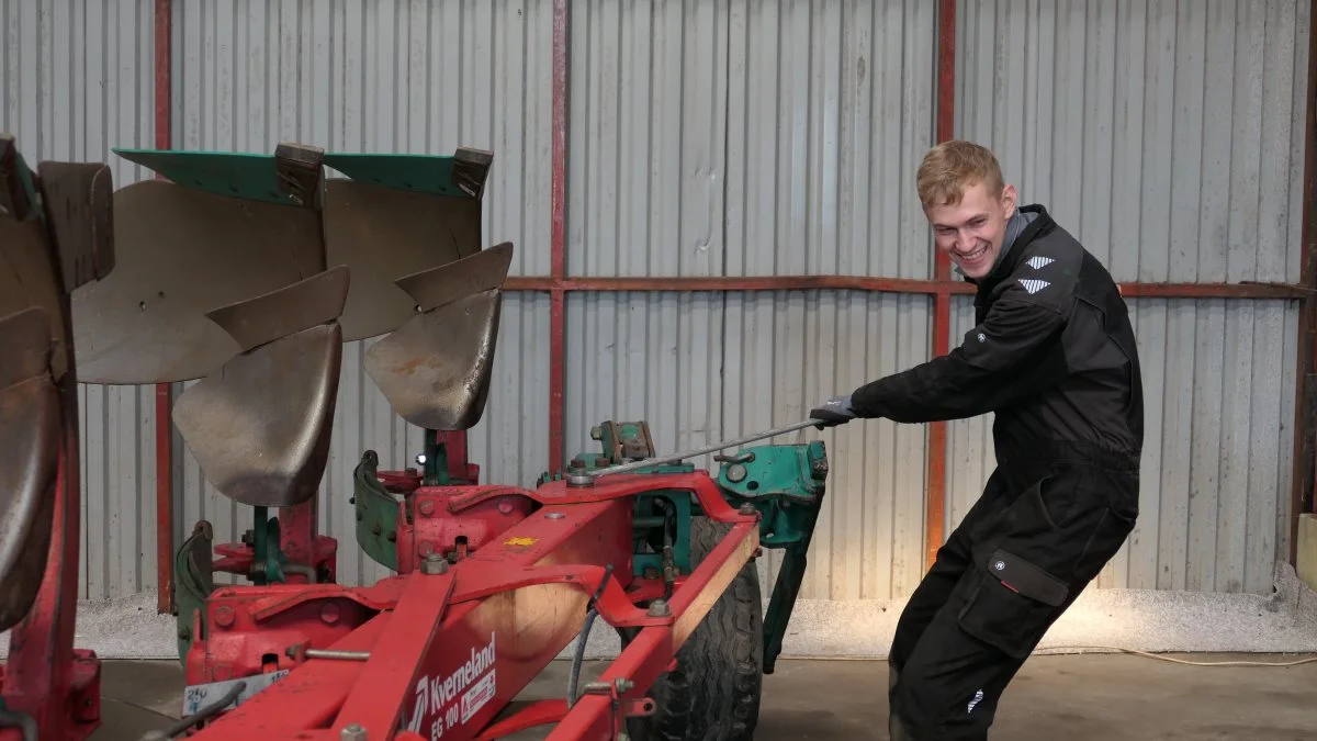 Nyansatte Magnus Krejberg hos Ploveksperten bruger noget af tiden hos søsterfirmaet Farmimplement til at skifte et par bøsninger og finjustere en brugt indbyttet Kverneland plov, der snart skal ud og fortsætte karrieren hos en anden landmand som en renoveret og toptrimmet maskine. Foto: Bøje Østerlund.