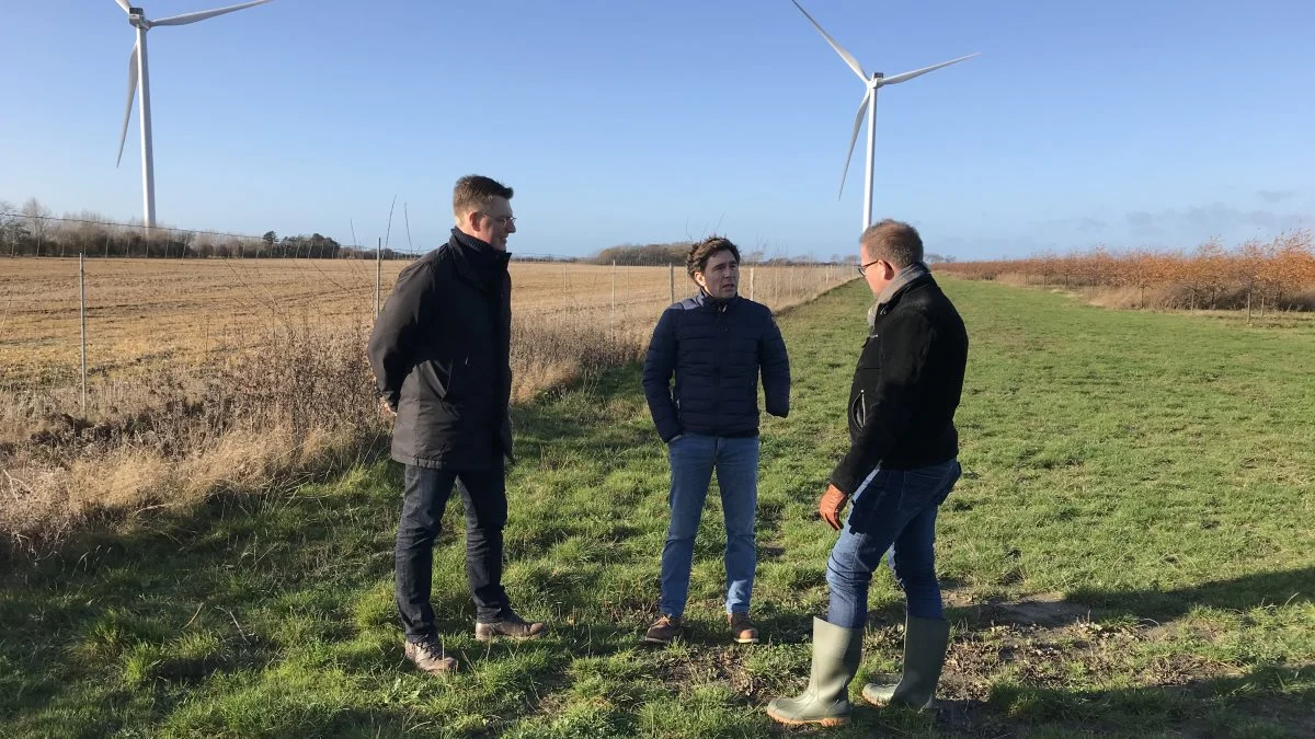 I november måned sidste år havde Harald Krabbe (i midten) besøg af Kasper Roug (S, til venstre) og Rene Christensen (DF, til højre) i sin kamp for at få lov til at anlægge et minivådområde indenfor naturbeskyttelseslinjen. Nu er der sket nyt i sagen, da Miljøklagenævnet har taget hans klage over Kystdirektoratets afvisning af projektet til følge. Arkivfoto