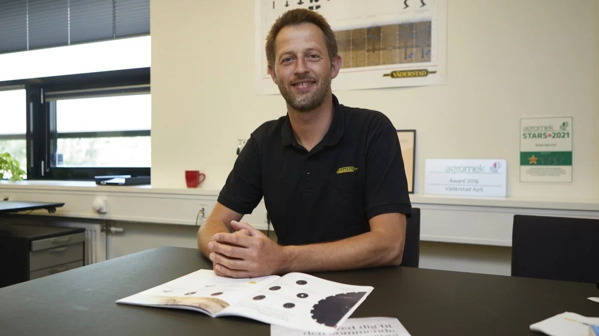 Salgschef Asger Jørgensen, Väderstad Danmark, med det unikke reservedelskatalog med gode råd og tjek af maskinerne, som tre gange årligt udsendes til alle større danske landbrug. Foto: Erik Hansen