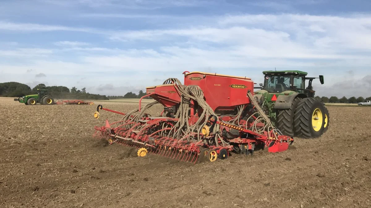 De rød/gule svenske Väderstad maskiner er bygget til lang holdbarhed, og bakkes op af et effektivt setup af service og reservedele. Foto: Väderstad Danmark