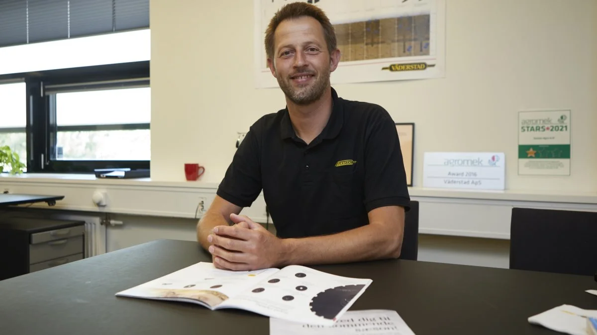 Salgschef Asger Jørgensen, Väderstad Danmark, med det unikke reservedelskatalog med gode råd og tjek af maskinerne, som tre gange årligt udsendes til alle større danske landbrug. Foto: Erik Hansen