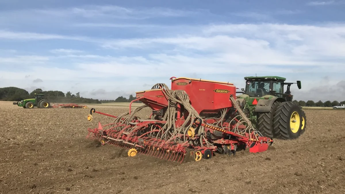 De rød/gule svenske Väderstad maskiner er bygget til lang holdbarhed, og bakkes op af et effektivt setup af service og reservedele. Foto: Väderstad Danmark