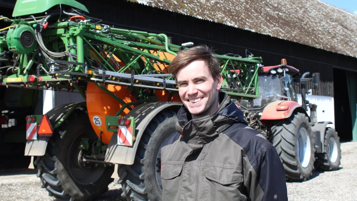 Forvalter Toke Vidstrup Petersen er her fotograferet i foråret foran den nye Case IH Puma 150-traktor, der er spændt for sprøjten. Foto: Morten Ipsen