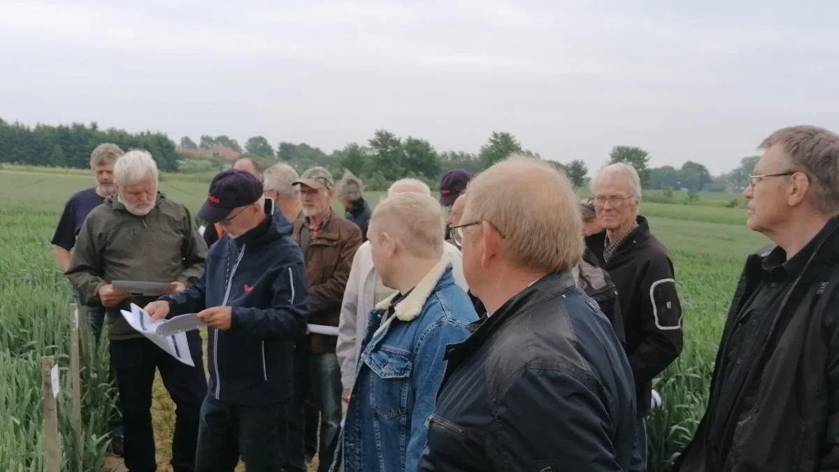 Knap 100 interesserede landmænd fik ved åbent hus-aftenen i forsøgsmarkerne i Nr. Søby blandt andet viden med hjem om de forskellige kornafgrøder, nye og ældre sorter samt brugen af præcisionsjordbrug.