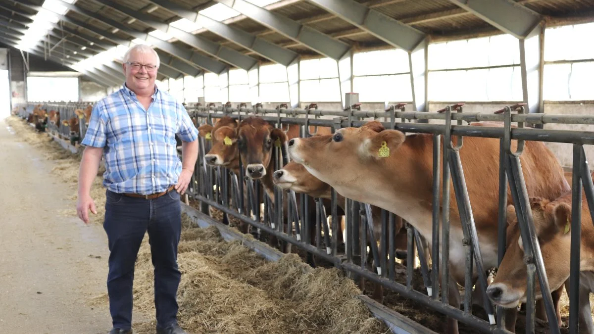 - Jeg sælger gården til den, der vil give prisen. Men det ville da glæde en gammel landmands hjerte meget, hvis det blev til en yngre, lyder det fra den vestfynske mælkeproducent John Trædholm, der netop har sat sin gård til salg. 