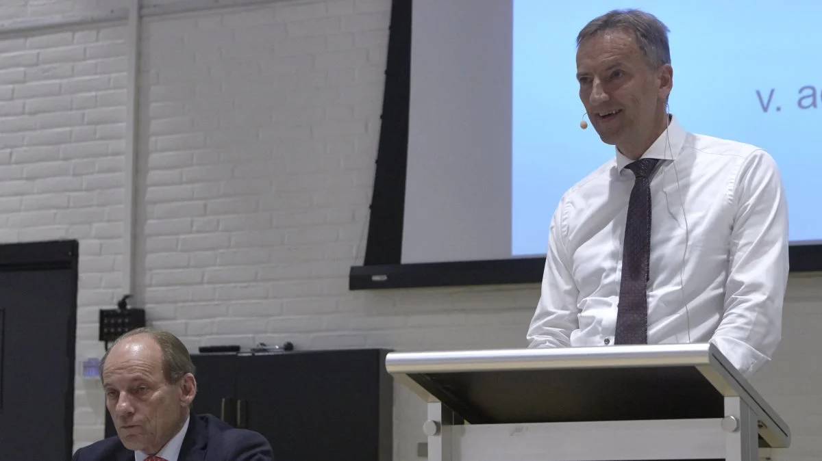 Patriotisk Selskabs direktør Nils Rasmussen oplyser, at rigtig mange generationsskifter på store ejendomme nåede at blive gennemført, inden afgiften sidste år blev hævet fra seks til 15 procent. Ved generalforsamlingen i den forløbne uge ses selskabets formand Peter Cederfeld de Simonsen til venstre. Foto: Erik Hansen