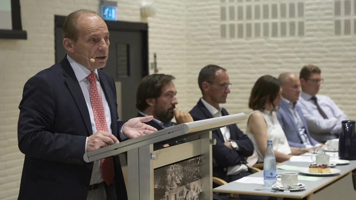 Peter Cederfeld de Simonsen meddelte ved generalforsamlingen onsdag aften, at han kun tager et år til som formand for Patriotisk Selskab. I baggrunden medlemmer af bestyrelsen. Foto: Erik Hansen