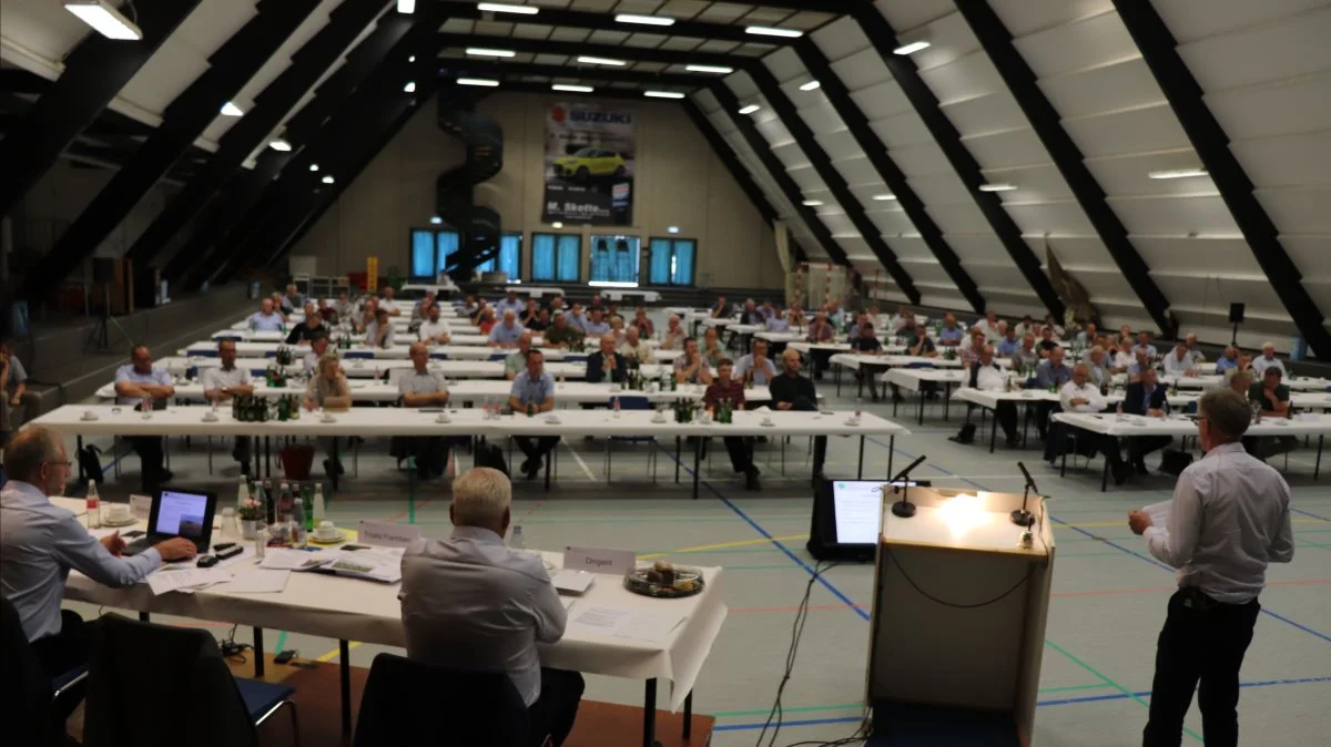 Så blev det atter muligt at holde en fysisk generalforsamling for Danske Sukkerroedyrkere - dog med færre deltagere i onsdags end normalt i Sakskøbing Sportshal. Fotos: Jørgen P. jensen