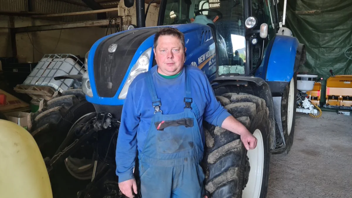 - Jeg har to traktorer, og så en mejetærsker, siger Benni Knudsen - her ved den blå New Holland.