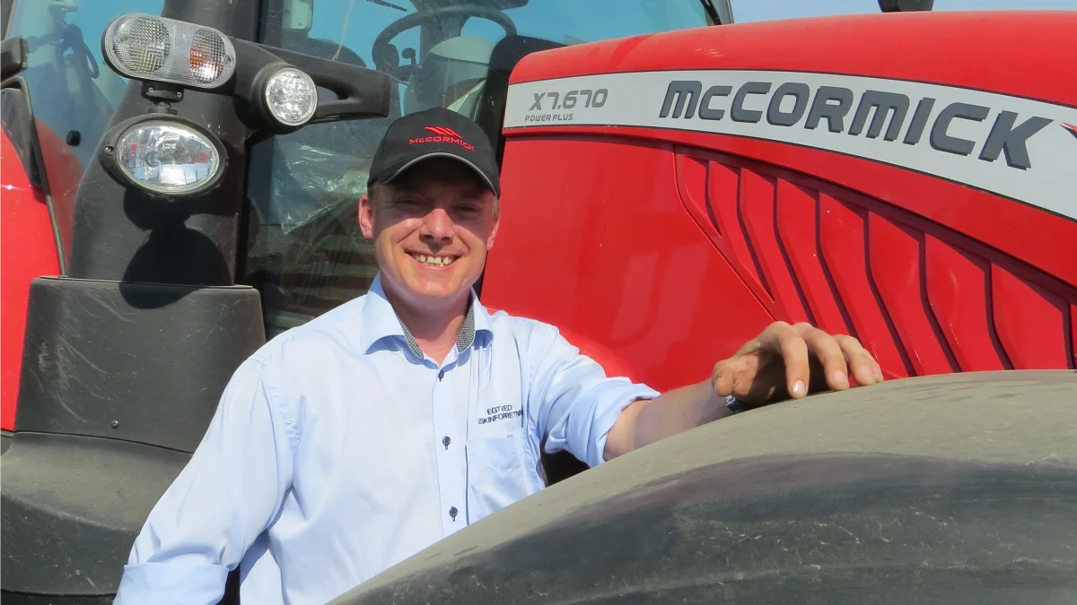 Peter Christensen fra Egtved Maskinforretning A/S ved den største af de to leverede McCormick-traktorer til Søborggård, model X7.670 VT-Drive. 