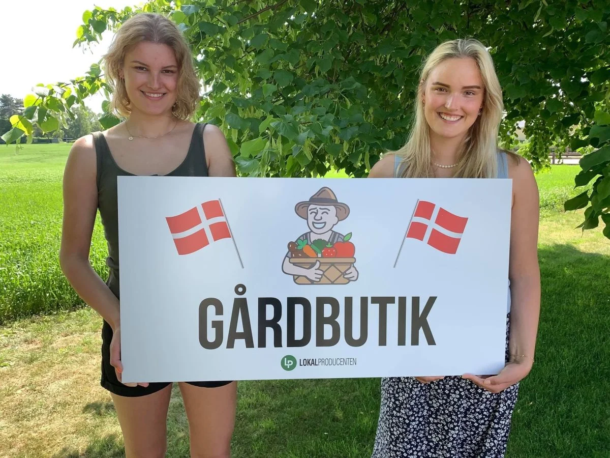 Det unge søskendepar bag Lokalproducenten.dk, 20-årige Nikoline Jørgensen (til venstre) og Victoria Jørgensen på 18 år, har allerede solgt de første skilte til gårdbutikker.