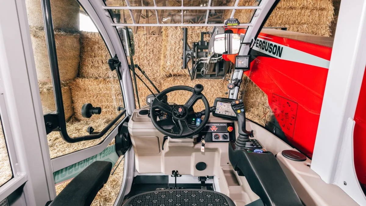 Kabinen på de nye MF TH-teleskoplæssere afspejler det nye Massey Ferguson-design, der blev introduceret på MF 8S-traktorerne. Nyt førersæde, nyt joystick, der giver ubesværet betjening af hydraulik og transmission, nyt display med en række driftsinformationer samt en række andre features.