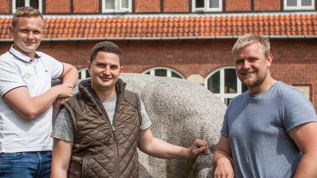 - Det en passion. En passion, ja. Vi brænder for det. Vi vil det så gerne. Og vi kan se mening i det, svarer (fra venstre) Anders Holmgaard Mortensen, Søren A. Sjølander og Marius Jensen i munden på hinanden på spørgsmålet; hvorfor gider I overhovedet at være landmænd?