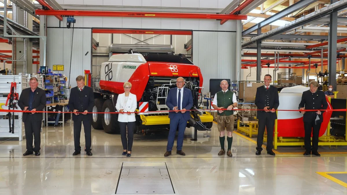 Pöttinger indviede i sidste uge en ny fabrik i St. Georgen i Østrig, tæt på virksomhedens hovedkontor i Grieskirchen. De 6.300 kvadratmeter produktionsareal skal producere Impress-ballepressere og Top-storriver. Endnu en udvidelse er på vej i St. Georgen og når hele produktionsanlægget står færdigt, har Pöttinger investeret 45 millioner euro i den nye fabrik.