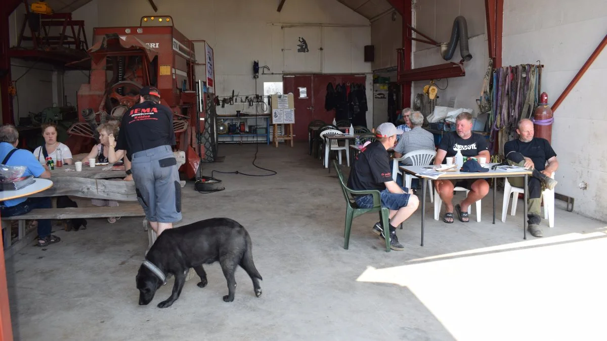 Maskintour Vestsjælland bød på en afslappet stemning, og det nød både de to- og firbenede. Foto: Jørn Jervelund