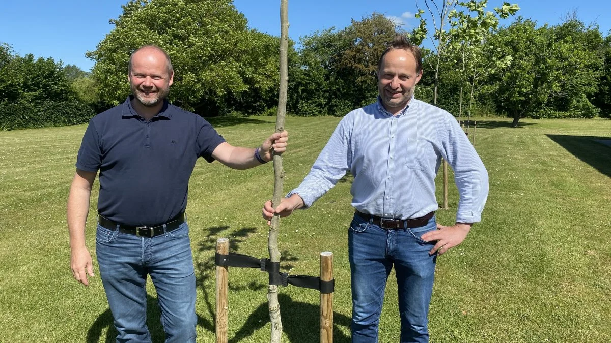 Niels Jepsen (tv) og Bo Ellegaard (th), Landbrugsrådgivning Syd, anbefaler lodsejere at se mulighederne i BNBO. For eksempel skovrejsning, jordfordeling, ændring af skel eller udlægning af natur. Foto: Landbrugsrådgivning Syd