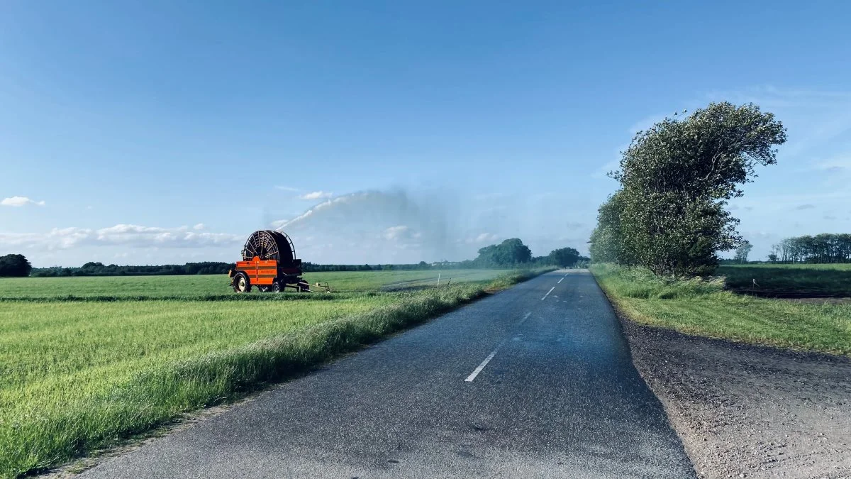 Det kan være farligt, og er også ulovligt, hvis strålen fra vandingsmaskinen rammer vejen. Foto: Fotograf: Jakob Mikolajewicz