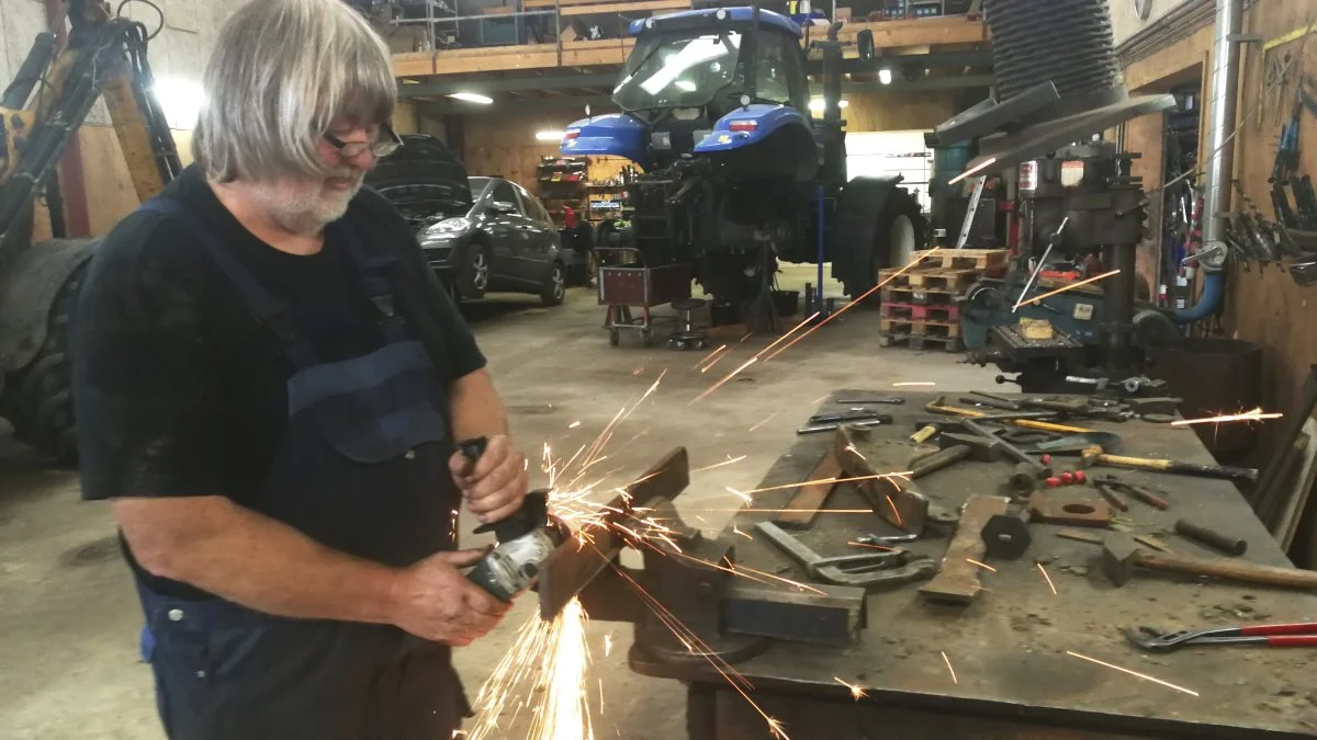 På værkstedet hos Sindahls Maskinstation i Trunderup Dong vedligeholder og reparerer to medarbejdere virksomhedens maskiner og for eksterne kunder. – Vores politik er, at alle traktorer og maskiner skal slides op hos os, så vi har alle afskrivningerne, lyder det fra maskinstationsejer Kurt Sindahl.