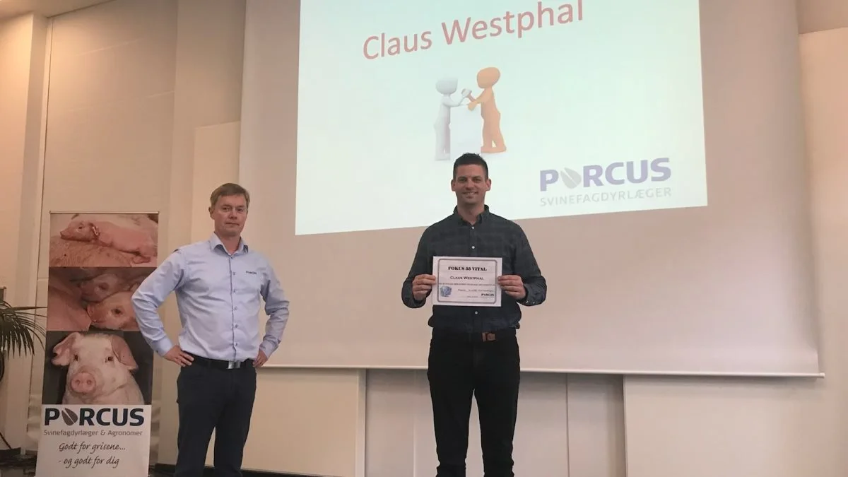 Porcusprisen 2021 og dermed et gavekort på 4.000 kroner til bowling for ejer og ansatte blev overrakt til svineproducent Claus Westphal fra Allerup ved stormødet hos Porcus Svinefagdyrlæger. Fotos: Porcus