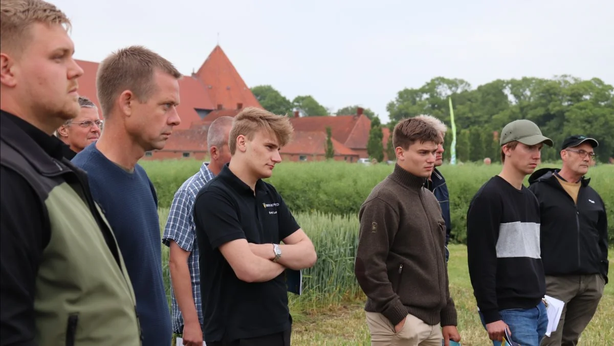 Godt 200 interesserede planteavlere deltog tirsdag aften i den første af to rundvisninger til de mange parceller med nyheder og information.