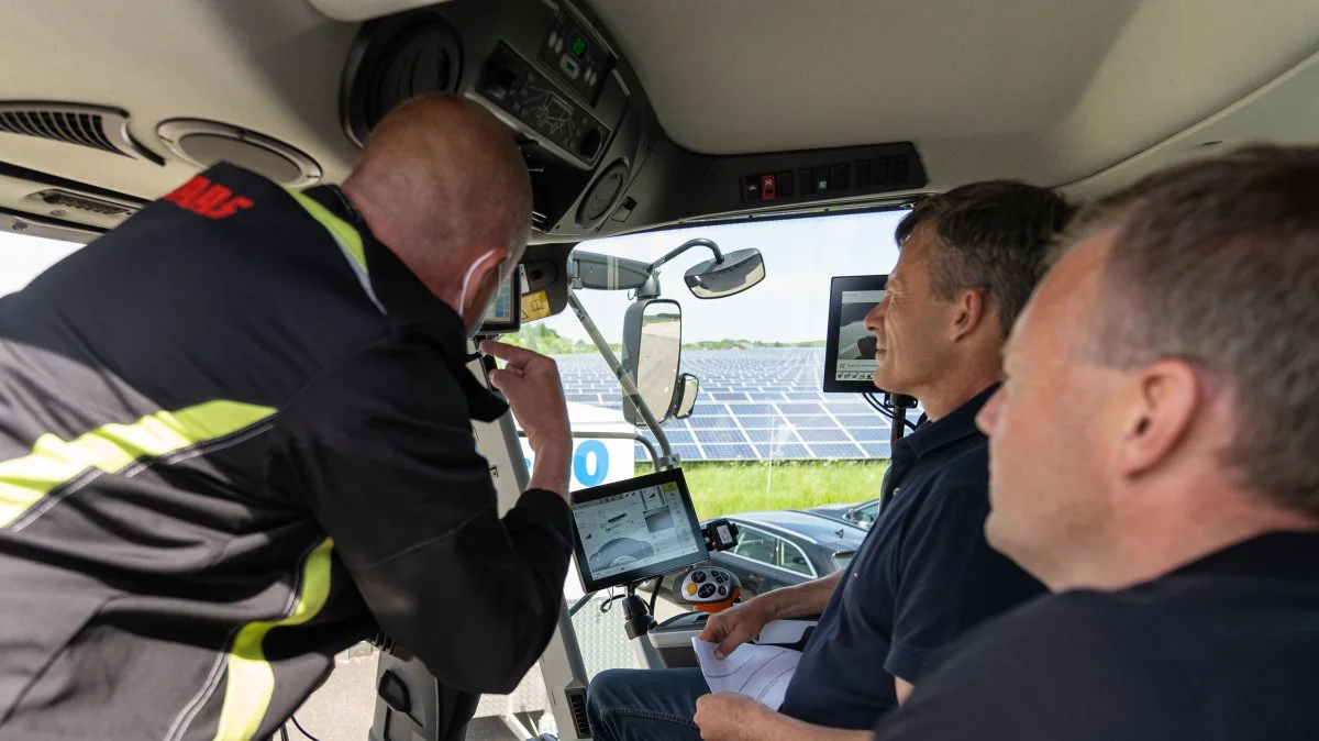 Her instrueres en mejetærskerpilot i Claas Lexion-maskinens finesser under kurset i Erhvervspark Vandel.