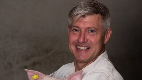 - Den tidlige PCV2-viræmi betyder, at nogle af grisene er syge på vaccinationstidspunktet, og flere bliver smittet i ugerne derefter, og medfører et trykket immunforsvar hos pattegrisene, så de ikke responderer optimalt på vaccinen. Det kan føre til reduceret produktivitet hos såvel klimagrise og slagtesvin, påpeger Michael Albin Larsen, der er teknisk dyrlæge i Norden ved medicinalfirmaet Ceva. Fotos: Ceva