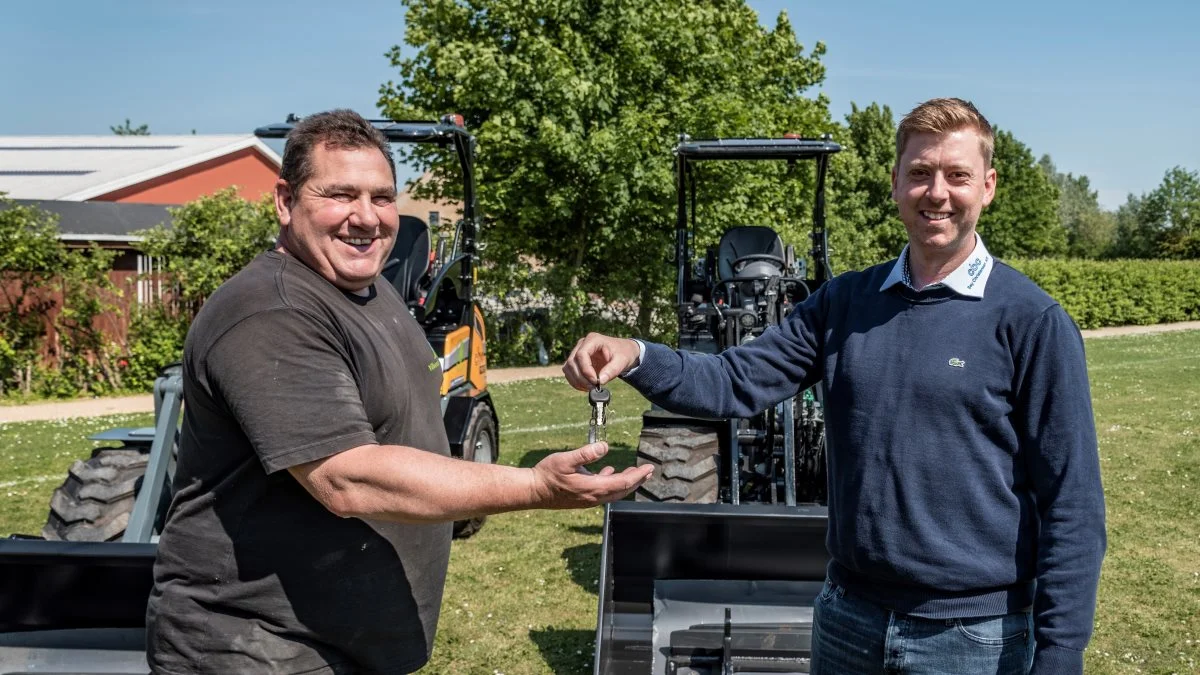 Jonas Hansen (t.h.), sælger hos C. Bay Christensen, afleverer nøgler til de to nye minilæssere til Jens Peter Busk Pejdal, Roskilde Tekniske Skole.