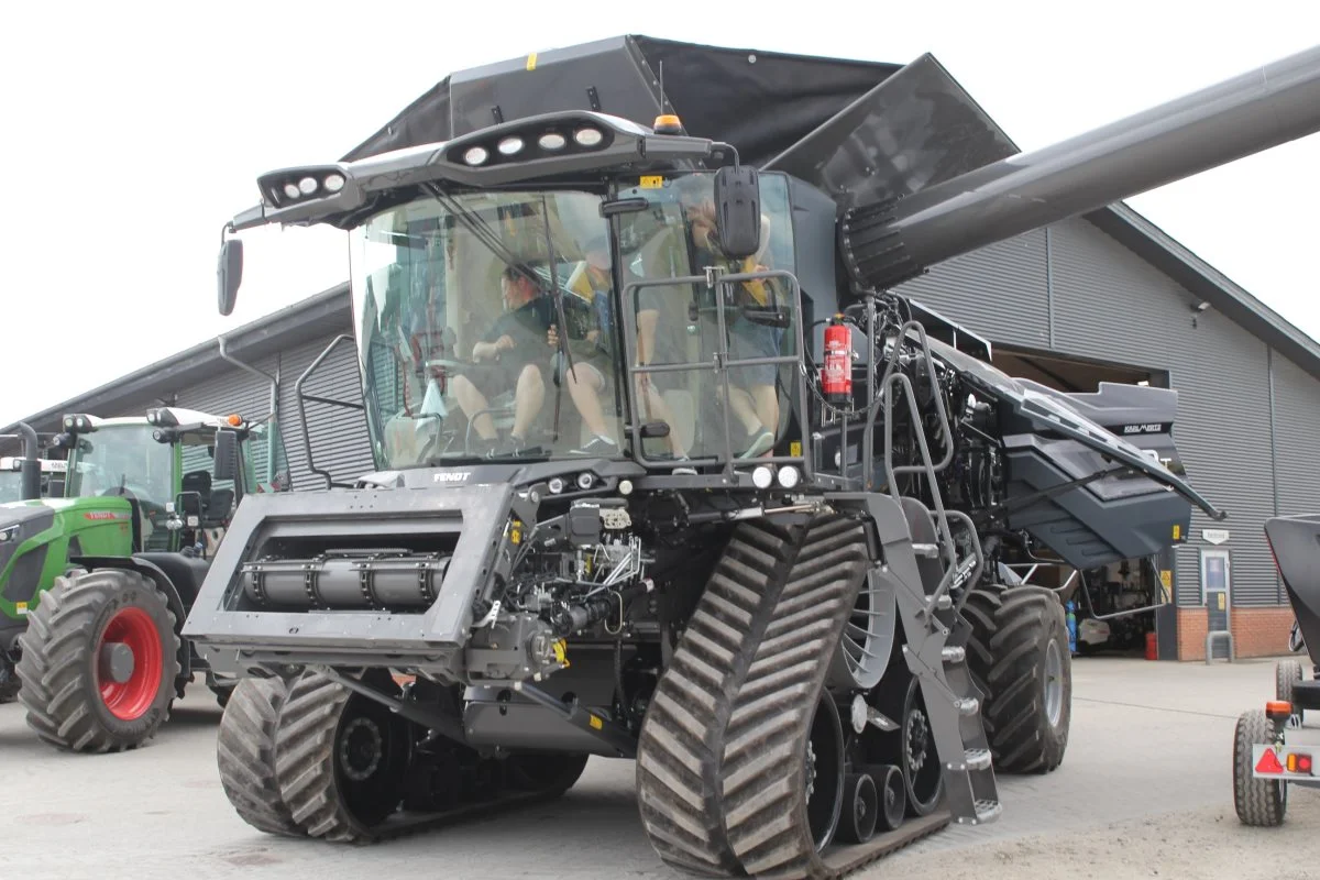 Der var blandt andet mulighed for at se den først solgte Fendt Ideal 10 T-mejetærsker, og her få en gennemgang af den nyeste høstteknologi. Foto: Jesper Hallgren