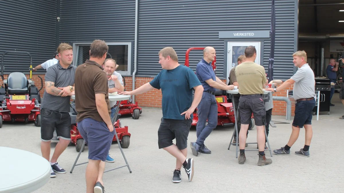 Værterne fra Karl Mertz havde tændt op i grillen, og de besøgende kunne således også smage lækre grillpølser og få lidt drikke til maskinsnakken. Foto: Jesper Hallgren
