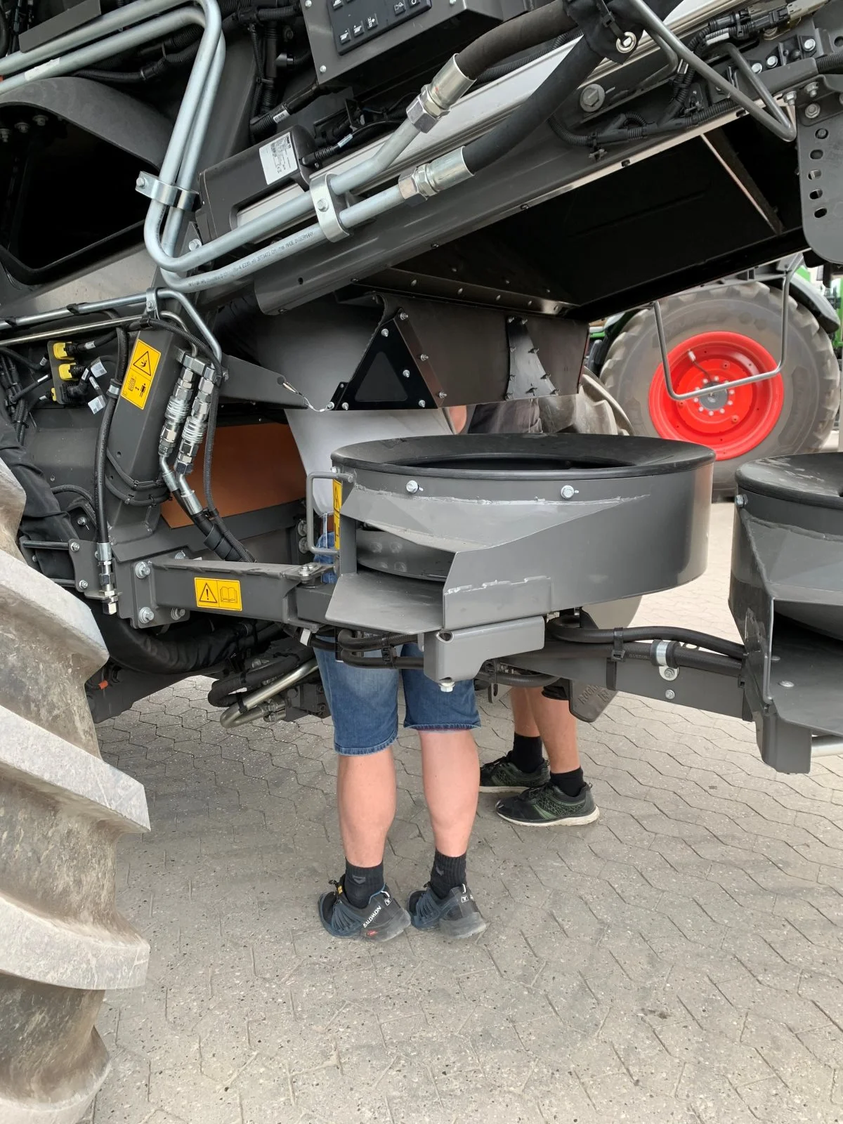 Flere af de fremmødte fik en grundig gennemgang af blandt andet den store Fendt Ideal 10 T-mejetærsker. Foto: Jesper Hallgren