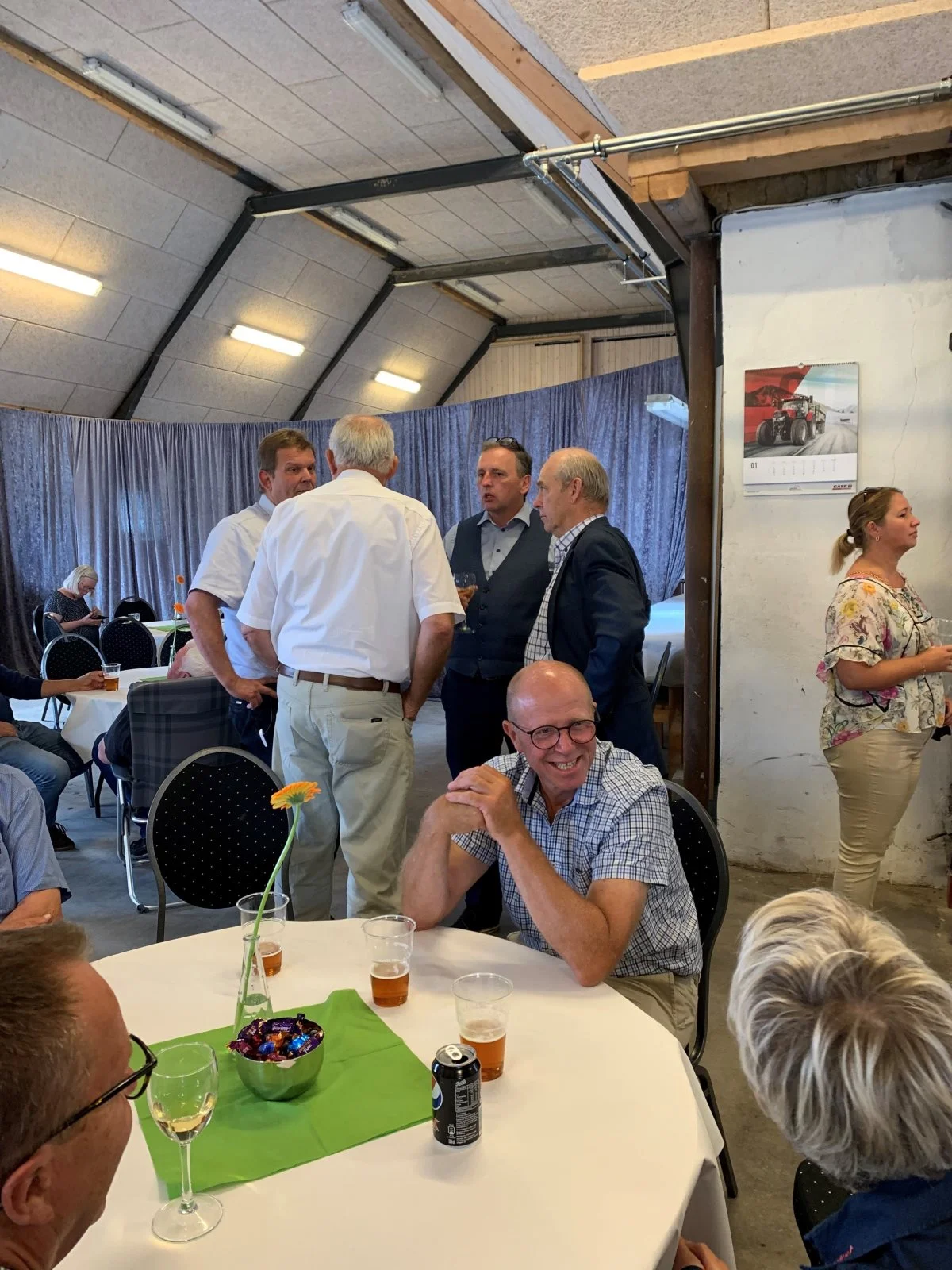 Formændene fra de forskellige landboforeninger var alle til stede. Her ses fra venstre Torben Hansen, Povl Fritzner (med ryggen til), Anders Mortensen og John Nielsen, mens det er Ole Elbæk ved bordet. Foto: Jesper Hallgren