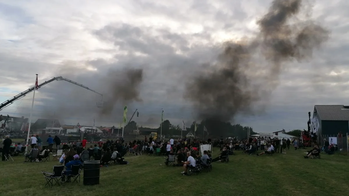 Masser af sort røg fyldte aftenhimlen, da Nordvestfyns Landboungdom afholdt årets første traktortræk på Fyn fredag den 25. juni. Fotos: Henriette Lemvig