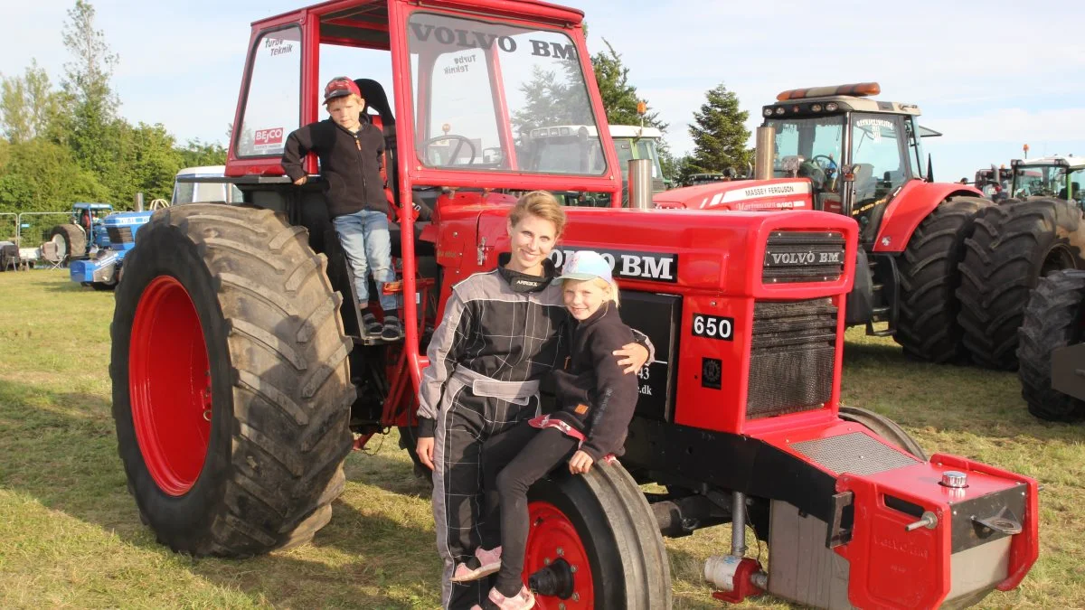 Nana Holm på 31 år har stor erfaring i traktortræk. Hun bruger gerne hele sommeren på at deltage rundt i landet og har altid sin familie med på sidelinjen. Her ses hun med børnene Viktoria og Anton. Se Nana Holm få fullpull med sin Volvo BM 650 – scan koden.