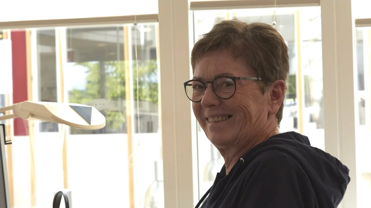 Hun var 17 år dengang hun, Bodil Kjelgaard, startede i lære på Husmandsforeningens Regnskabskontor i Brønderslev. Nu er der gået 50 år og hun er stadig på samme arbejdsplads. Det der i dag hedder LandboNord. Fotos: Tenna Bang