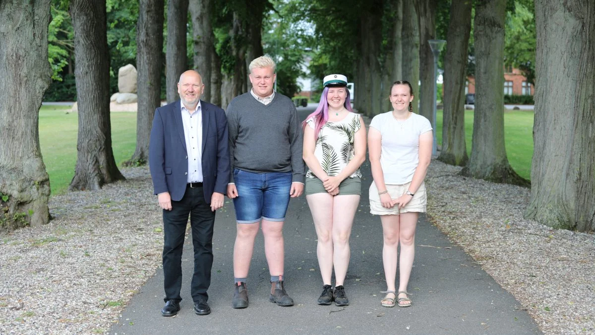 Dalum Landbrugsskoles tre første nyuddannede landmænd Mikkel Romme Bülow, Cebrina Theilgaard Eriksen (i midten) og Frida H. F. Hansen. Til venstre skolens forstander Jens Munk Kruse. Foto: Dalum Landbrugsskole


