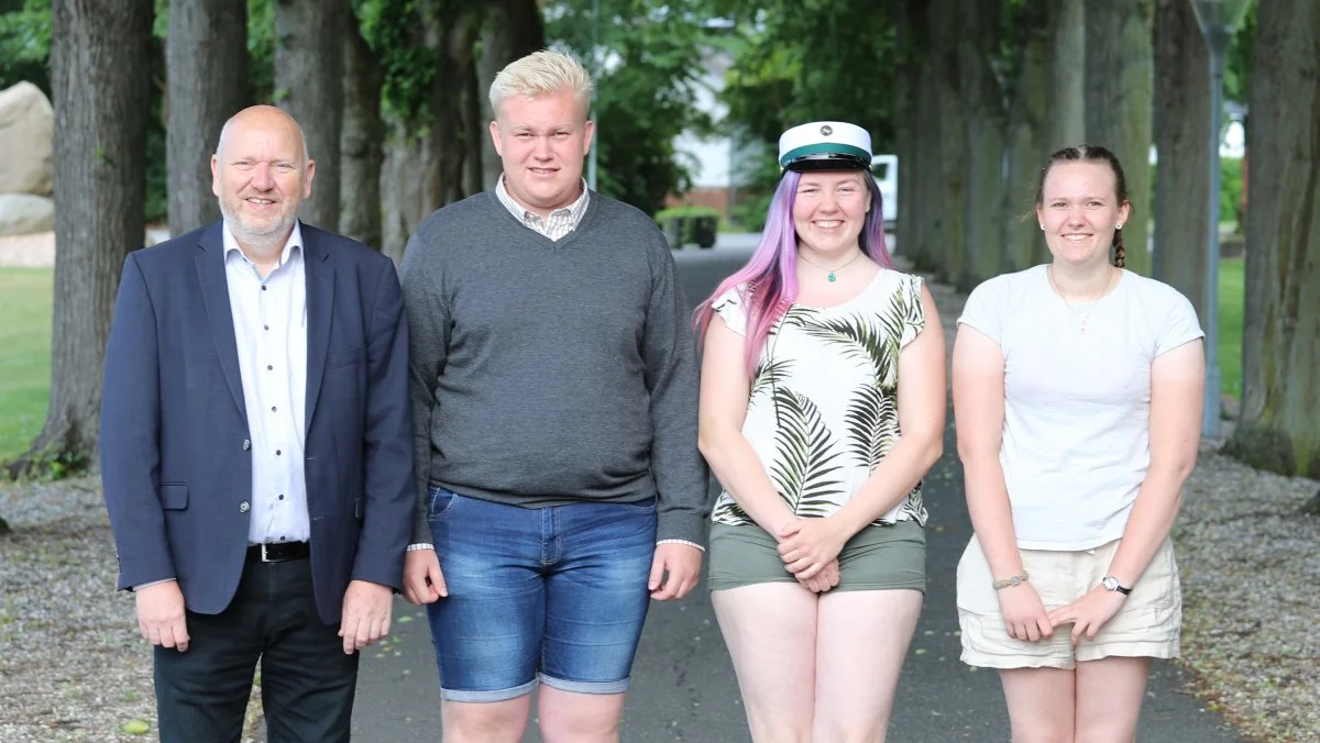 Dalum Landbrugsskoles tre første nyuddannede landmænd Mikkel Romme Bûlow, Cebrina Theilgaard Eriksen (i midten) og Frida H. F. Hansen. 