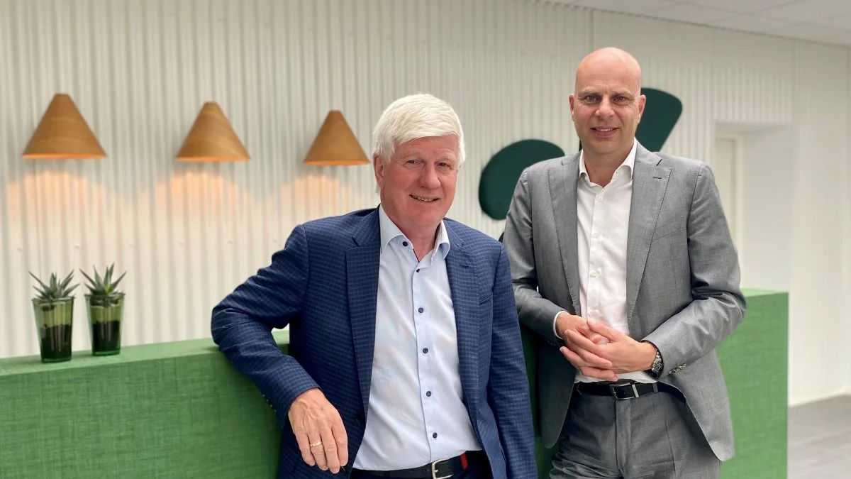 - På trods af en overflod af tilgængelige online kommunikationsværktøjer, tror vi på vigtigheden af personlig kommunikation ansigt til ansigt, lyder konklusionen fra Erik Visser (th), administrerende direktør hos Hamlet Protein i forbindelse med indvielsen af virksomhedens nye hovedkvarter. Han ses her sammen med Kjeld Johannessen, formand for Hamlet Proteins bestyrelse. Pressefoto 