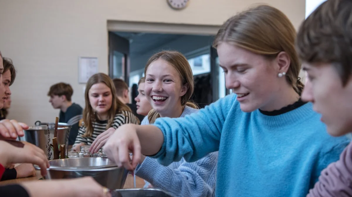Projektet, Efterskolernes køkkentjans, har rustet køkkenpersonalet til en pædagogisk rolle som kulinariske vejledere for eleverne og til at bruge køkkenet som et aktivt læringsrum. 60 af landets 240 efterskoler har gennemført kurser. Foto: Frederikke Brostrup