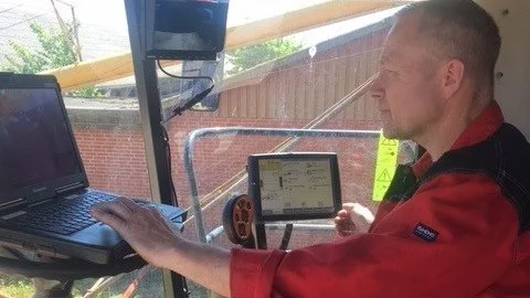 På Samsø ventede blandt andet en mejetærsker, der skulle opgraderes med touchdisplay til autostyring.