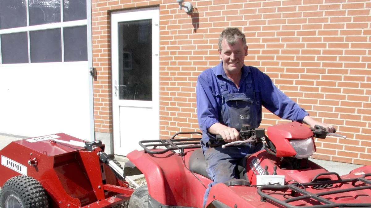Poul Mikkelsen fortæller, at man hos Pomi har brugt et par år på at udvikle roll-on løsningen til halmvogne. Foto: Christian Carus
